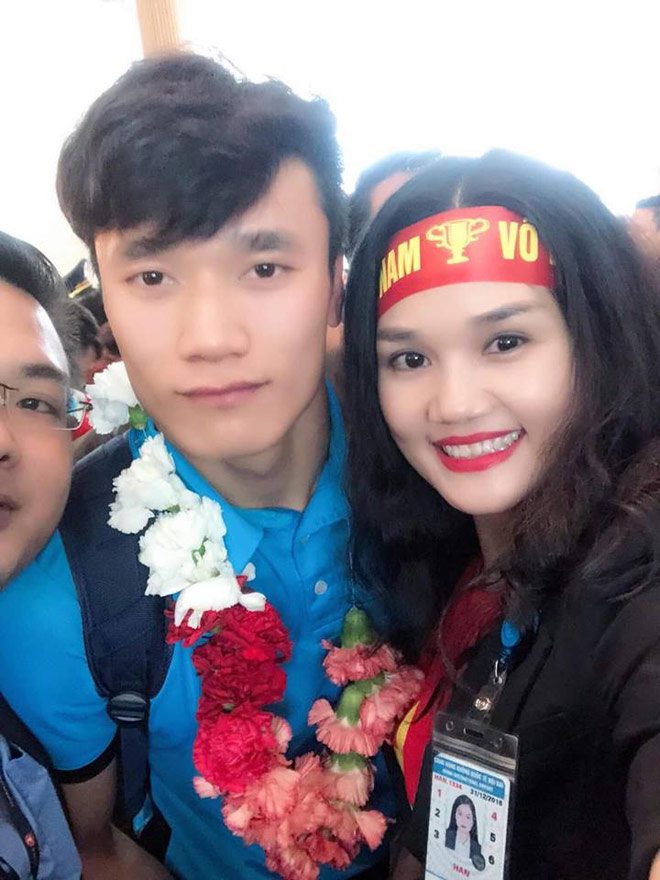 Ghen tị với cô gái được selfie thân mật cùng Tiến Dũng, Xuân Trường