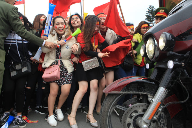 Ghen tị với cô gái được selfie thân mật cùng Tiến Dũng, Xuân Trường