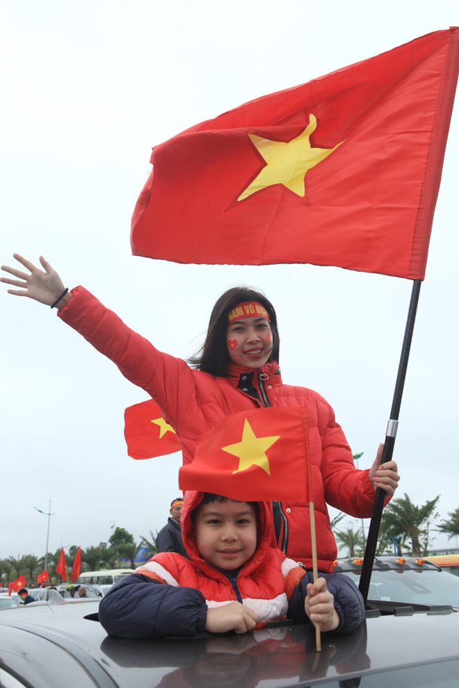 Ghen tị với cô gái được selfie thân mật cùng Tiến Dũng, Xuân Trường