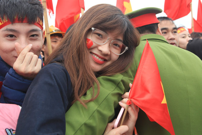 Ghen tị với cô gái được selfie thân mật cùng Tiến Dũng, Xuân Trường