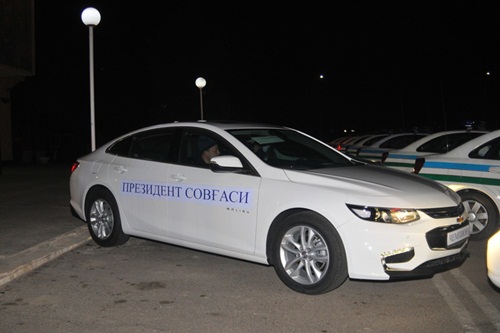 Người Uzbekistan đổ ra đường đón xe buýt hai tầng chở đội U23