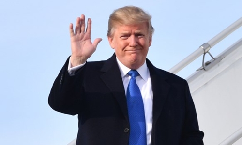 Trump đăng tweet khi ở trên giường để đối phó tin giả