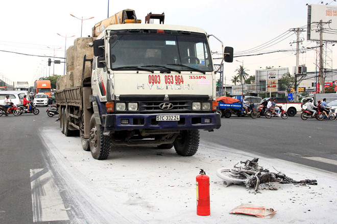 Xe máy cháy rụi sau va chạm ôtô tải, một người thiệt mạng