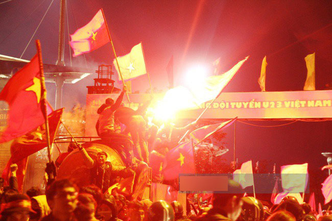 Sau lễ mừng công, hàng nghìn người ùa ra từ sân Mỹ Đình reo hò, đốt pháo sáng khiến giao thông ách tắc