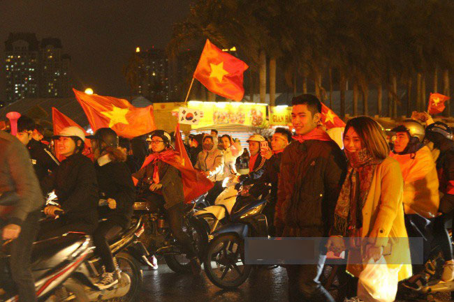 Sau lễ mừng công, hàng nghìn người ùa ra từ sân Mỹ Đình reo hò, đốt pháo sáng khiến giao thông ách tắc