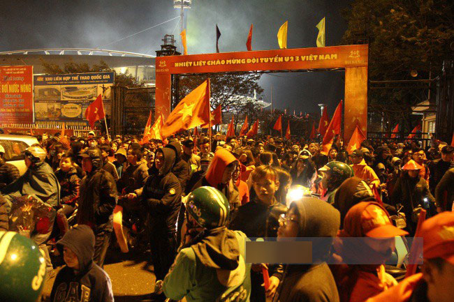 Sau lễ mừng công, hàng nghìn người ùa ra từ sân Mỹ Đình reo hò, đốt pháo sáng khiến giao thông ách tắc