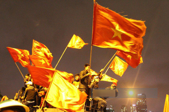 Sau lễ mừng công, hàng nghìn người ùa ra từ sân Mỹ Đình reo hò, đốt pháo sáng khiến giao thông ách tắc