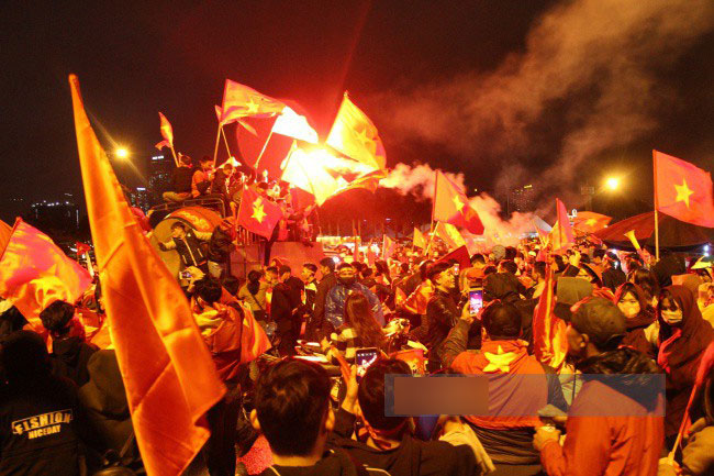 Sau lễ mừng công, hàng nghìn người ùa ra từ sân Mỹ Đình reo hò, đốt pháo sáng khiến giao thông ách tắc