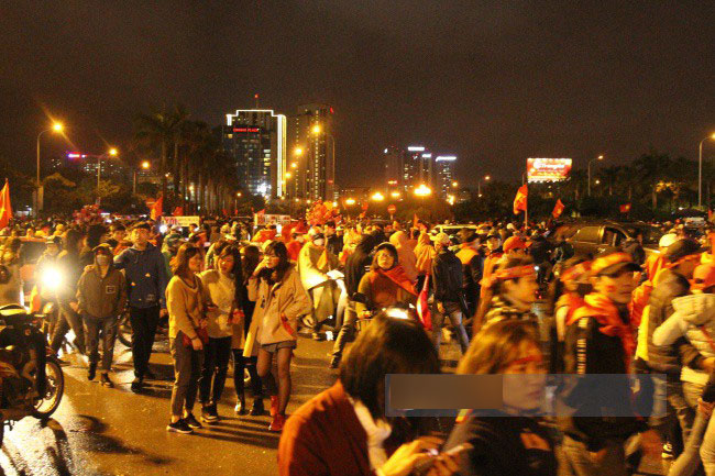 Sau lễ mừng công, hàng nghìn người ùa ra từ sân Mỹ Đình reo hò, đốt pháo sáng khiến giao thông ách tắc