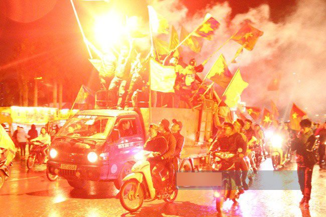 Sau lễ mừng công, hàng nghìn người ùa ra từ sân Mỹ Đình reo hò, đốt pháo sáng khiến giao thông ách tắc