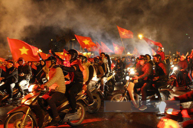 Sau lễ mừng công, hàng nghìn người ùa ra từ sân Mỹ Đình reo hò, đốt pháo sáng khiến giao thông ách tắc