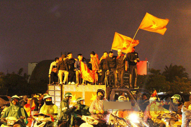 Sau lễ mừng công, hàng nghìn người ùa ra từ sân Mỹ Đình reo hò, đốt pháo sáng khiến giao thông ách tắc