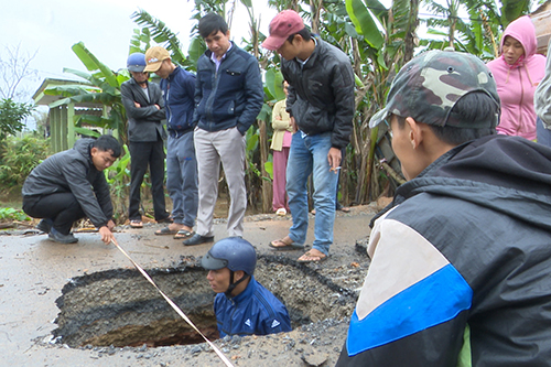 Hố tử thần giữa đường liên xã ở Quảng Trị