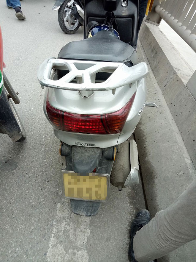 Hà Nội: Một người đàn ông bất ngờ bỏ lại xe máy trên cầu Vĩnh Tuy rồi nhảy xuống sông