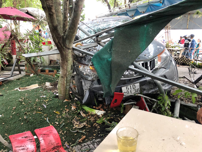 Ô tô lao vào quán cà phê, nhiều người thoát chết