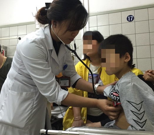 Cấp cứu bệnh nhi 8 tuổi nghi do ăn thịt bò khô nhuộm màu