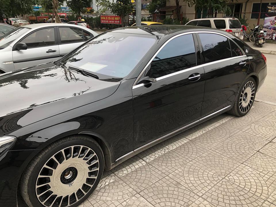 Hà Nội: Xe sang Mercedes-Maybach bị vặt trộm đôi gương trị giá hàng trăm triệu đồng