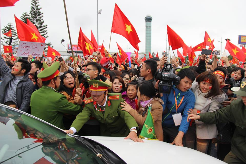 U23 Việt Nam trở về: Những người hùng khổ vì được... yêu!