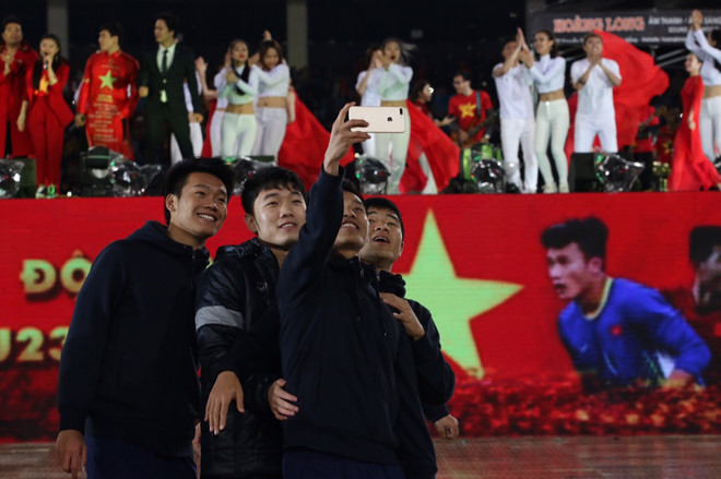 Fan nữ thích thú khi Tiến Dụng giật bắn mình trong đêm gala