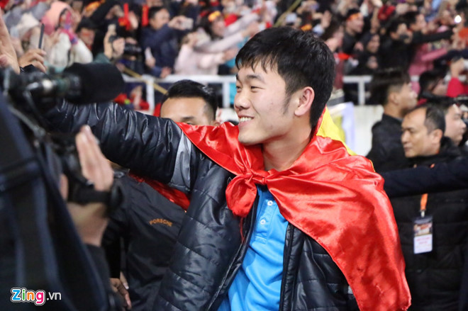 Fan nữ thích thú khi Tiến Dụng giật bắn mình trong đêm gala