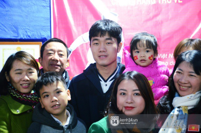 Lễ vinh danh ở quảng trường kết thúc, Xuân Trường trở về ăn mừng với bố mẹ tại nhà