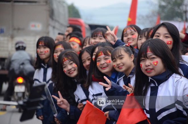 Lễ vinh danh ở quảng trường kết thúc, Xuân Trường trở về ăn mừng với bố mẹ tại nhà