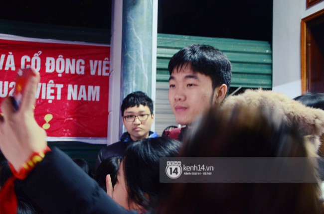 Lễ vinh danh ở quảng trường kết thúc, Xuân Trường trở về ăn mừng với bố mẹ tại nhà