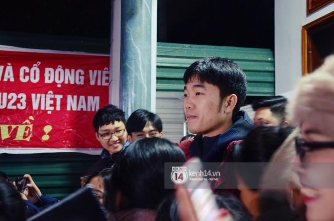 Lễ vinh danh ở quảng trường kết thúc, Xuân Trường trở về ăn mừng với bố mẹ tại nhà