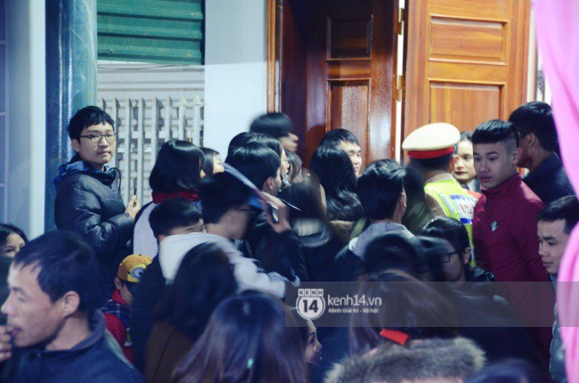 Lễ vinh danh ở quảng trường kết thúc, Xuân Trường trở về ăn mừng với bố mẹ tại nhà