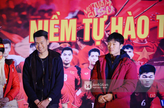 Lễ vinh danh ở quảng trường kết thúc, Xuân Trường trở về ăn mừng với bố mẹ tại nhà