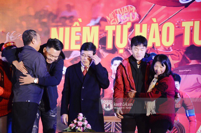 Lễ vinh danh ở quảng trường kết thúc, Xuân Trường trở về ăn mừng với bố mẹ tại nhà