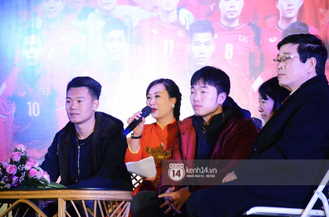 Lễ vinh danh ở quảng trường kết thúc, Xuân Trường trở về ăn mừng với bố mẹ tại nhà