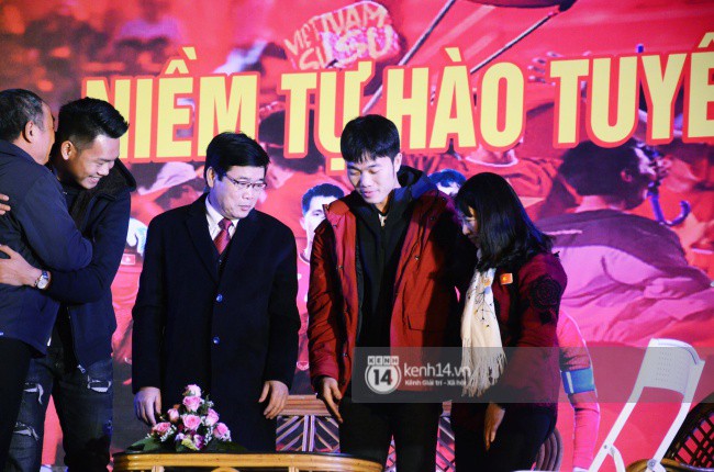 Lễ vinh danh ở quảng trường kết thúc, Xuân Trường trở về ăn mừng với bố mẹ tại nhà