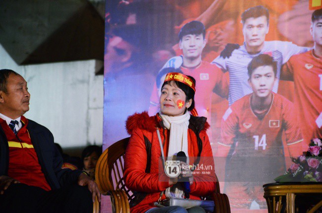 Lễ vinh danh ở quảng trường kết thúc, Xuân Trường trở về ăn mừng với bố mẹ tại nhà