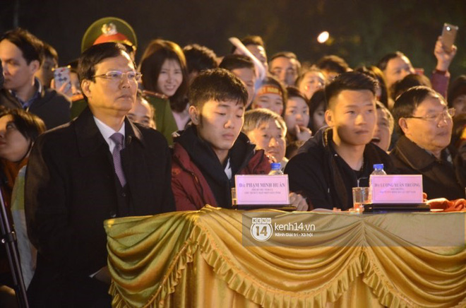 Lễ vinh danh ở quảng trường kết thúc, Xuân Trường trở về ăn mừng với bố mẹ tại nhà