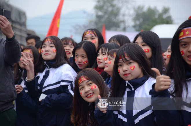 Lễ vinh danh ở quảng trường kết thúc, Xuân Trường trở về ăn mừng với bố mẹ tại nhà Lễ vinh danh ở quảng trường kết thúc, Xuân Trường trở về ăn mừng với bố mẹ tại nhà
