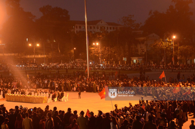 Lễ vinh danh ở quảng trường kết thúc, Xuân Trường trở về ăn mừng với bố mẹ tại nhà