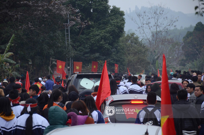 Lễ vinh danh ở quảng trường kết thúc, Xuân Trường trở về ăn mừng với bố mẹ tại nhà