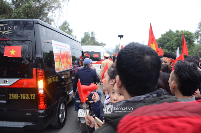 Lễ vinh danh ở quảng trường kết thúc, Xuân Trường trở về ăn mừng với bố mẹ tại nhà