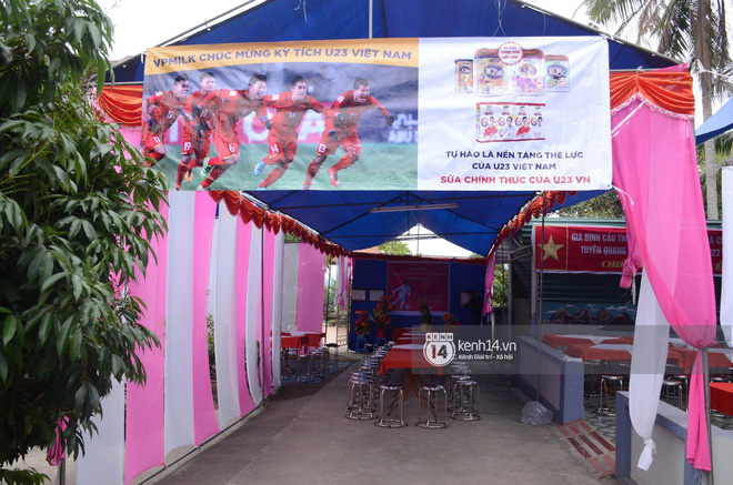 Lễ vinh danh ở quảng trường kết thúc, Xuân Trường trở về ăn mừng với bố mẹ tại nhà