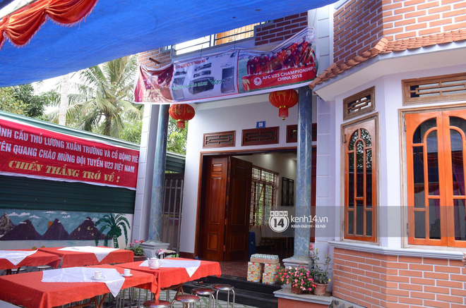 Lễ vinh danh ở quảng trường kết thúc, Xuân Trường trở về ăn mừng với bố mẹ tại nhà