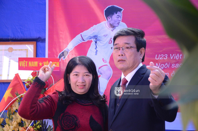 Lễ vinh danh ở quảng trường kết thúc, Xuân Trường trở về ăn mừng với bố mẹ tại nhà