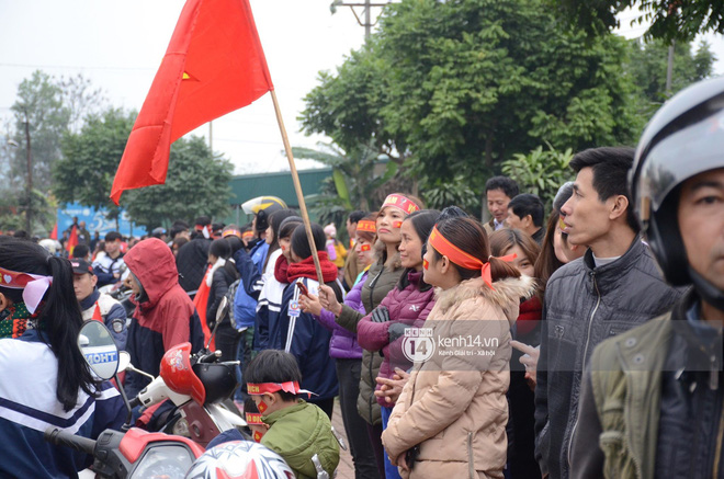 Lễ vinh danh ở quảng trường kết thúc, Xuân Trường trở về ăn mừng với bố mẹ tại nhà