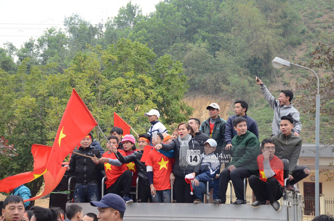 Lễ vinh danh ở quảng trường kết thúc, Xuân Trường trở về ăn mừng với bố mẹ tại nhà