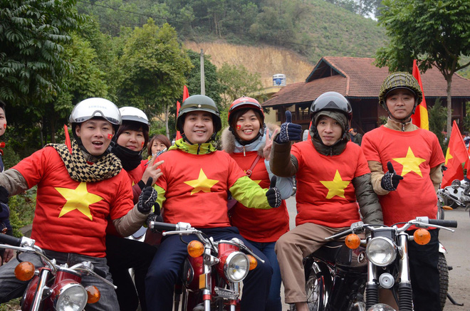 Lễ vinh danh ở quảng trường kết thúc, Xuân Trường trở về ăn mừng với bố mẹ tại nhà