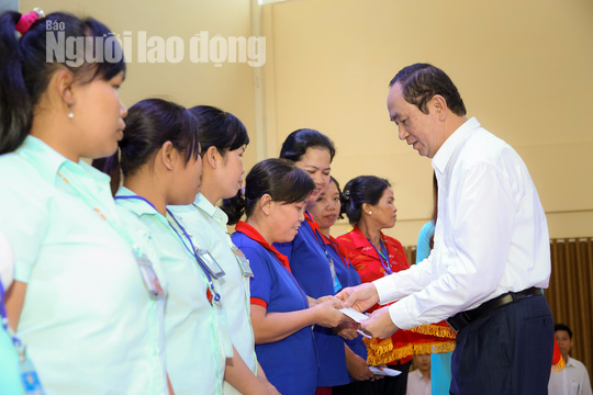 Chủ tịch nước được 1 nữ công nhân tặng quà tết