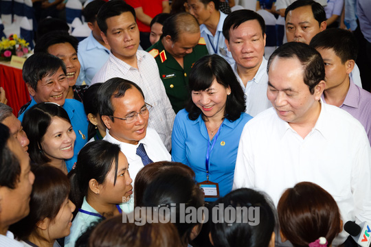 Chủ tịch nước được 1 nữ công nhân tặng quà tết