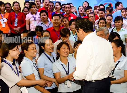 Chủ tịch nước được 1 nữ công nhân tặng quà tết