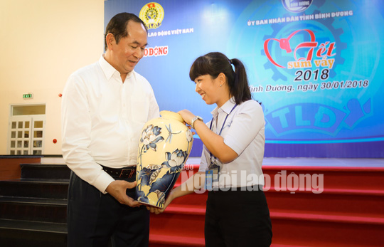 Chủ tịch nước được 1 nữ công nhân tặng quà tết