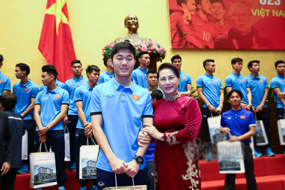 Cử chỉ thân thương của Chủ tịch QH dành cho Quang Hải